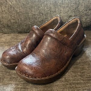 B.O.C  BORN OF CONCEPT PEGGY BROWN TOOLED FAUX LEATHER CLOGS SIZE 8